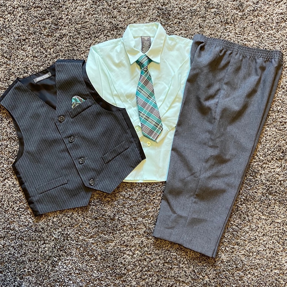 4-piece formal suit. NWOT Dockers